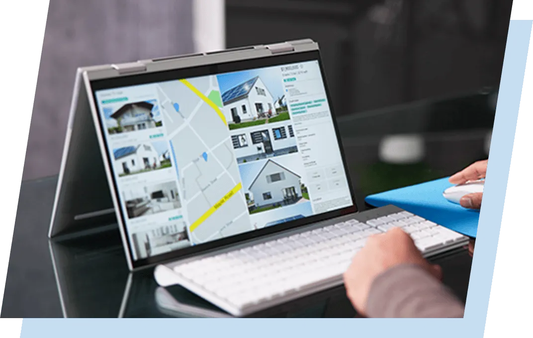 ノートパソコンで物件を探している様子