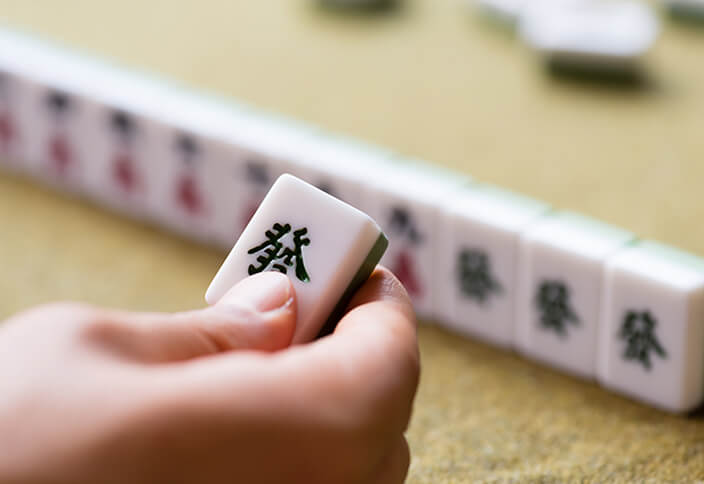 麻雀牌を持っている手元の写真