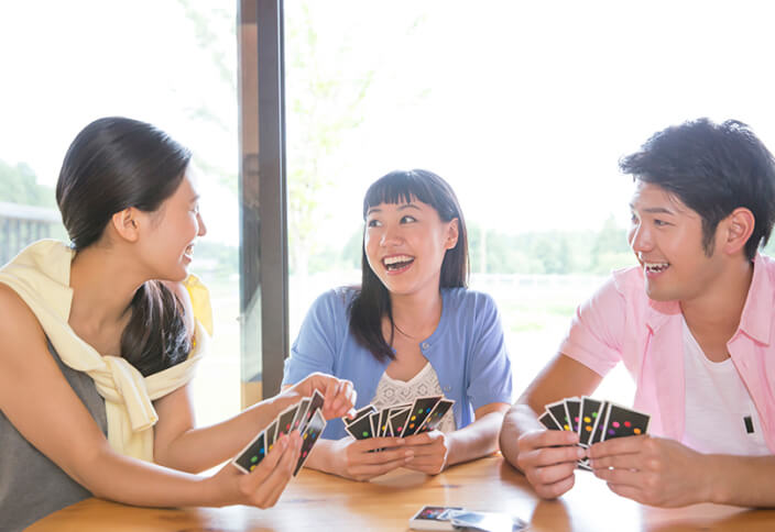 ボードゲームで遊んでいる社員の写真