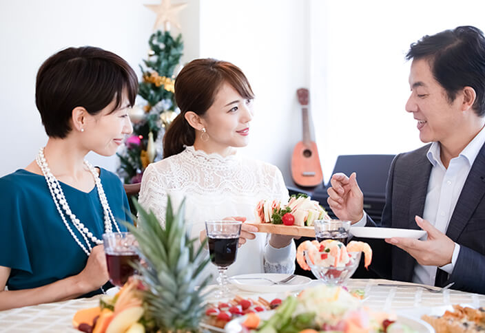 食事を楽しむ社員の写真