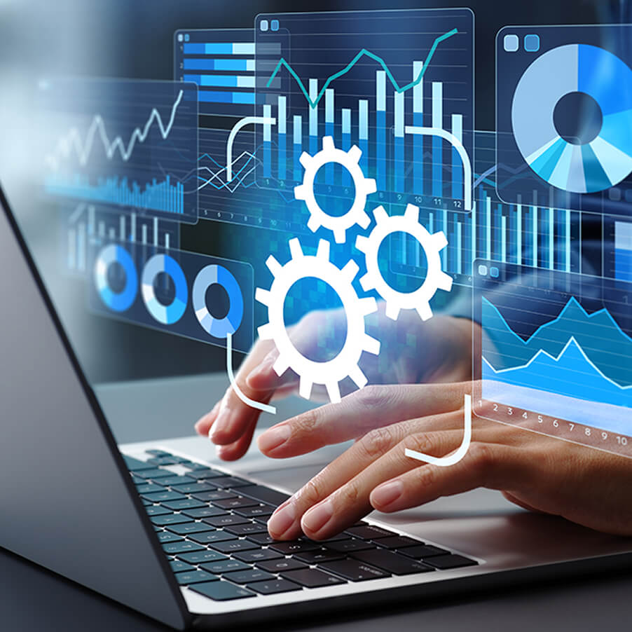 ノートパソコンで作業する手元と、成長や分析を表すグラフ・歯車のイメージ
